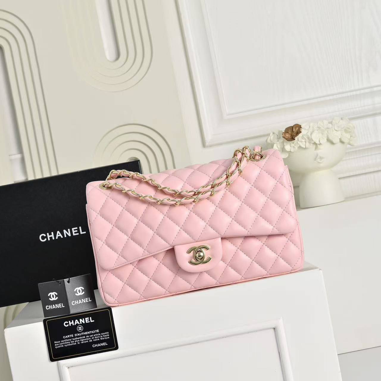 Chanel 
110 dhs🇦🇪🇦🇪
with box
Size 25×7×15cm

Zain42
♥️♥️♥️