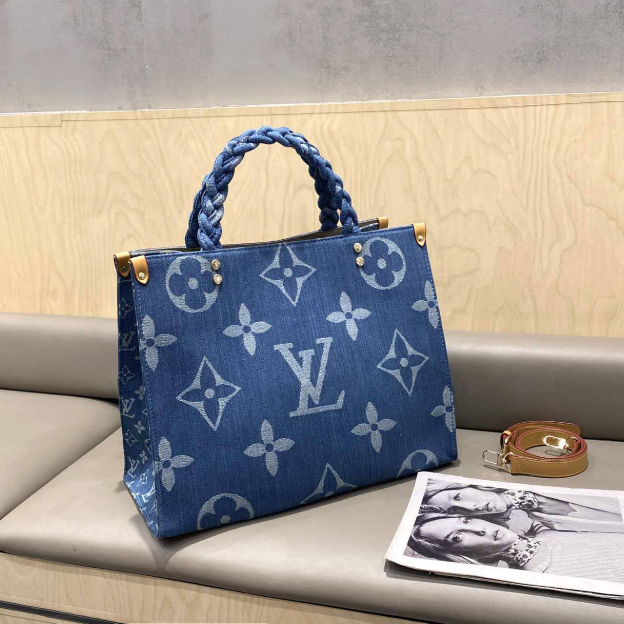 LV
Best quality 
120 dhs✅
size 41CM

Zain290
♥️♥️♥️