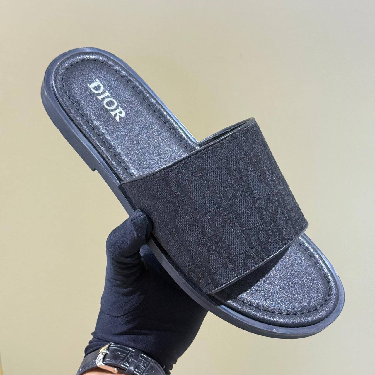 Dior
MEN DIOR SLIPPER 
105 dhs🪙🌨️
SIZE -40 to 45 

Zain40
♥️♥️♥️