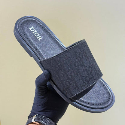 Dior
MEN DIOR SLIPPER 
105 dhs🪙🌨️
SIZE -40 to 45 

Zain40
♥️♥️♥️