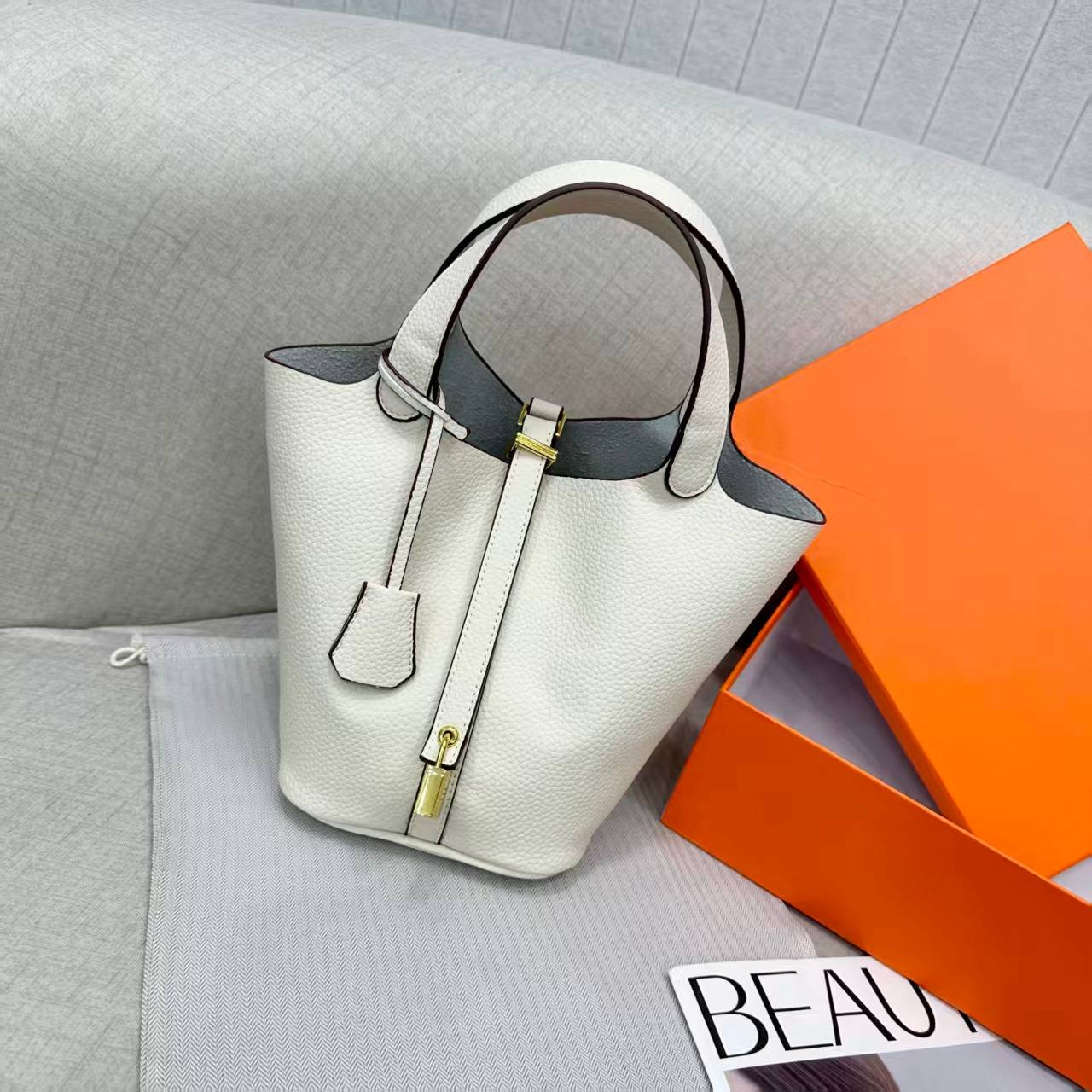 HERMES 
WITH BOX
120 dhs🇦🇪🇦🇪
size 15CM

Zain175
♥️♥️♥️