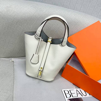 HERMES 
WITH BOX
120 dhs🇦🇪🇦🇪
size 15CM

Zain175
♥️♥️♥️