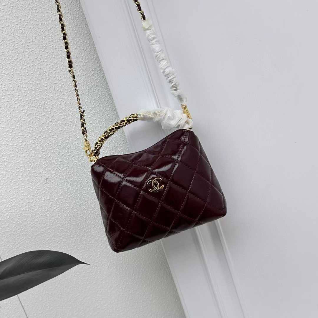 Chanel
95 dhs✅
size：22cm
Good-quality 

with box🎁

Zain35
Zain26
♥️♥️♥️