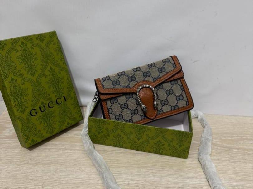 Gucci
85 dhs🇦🇪

with box
🎁🎁🎁

size 20cm

Zain26
♥️♥️♥️
