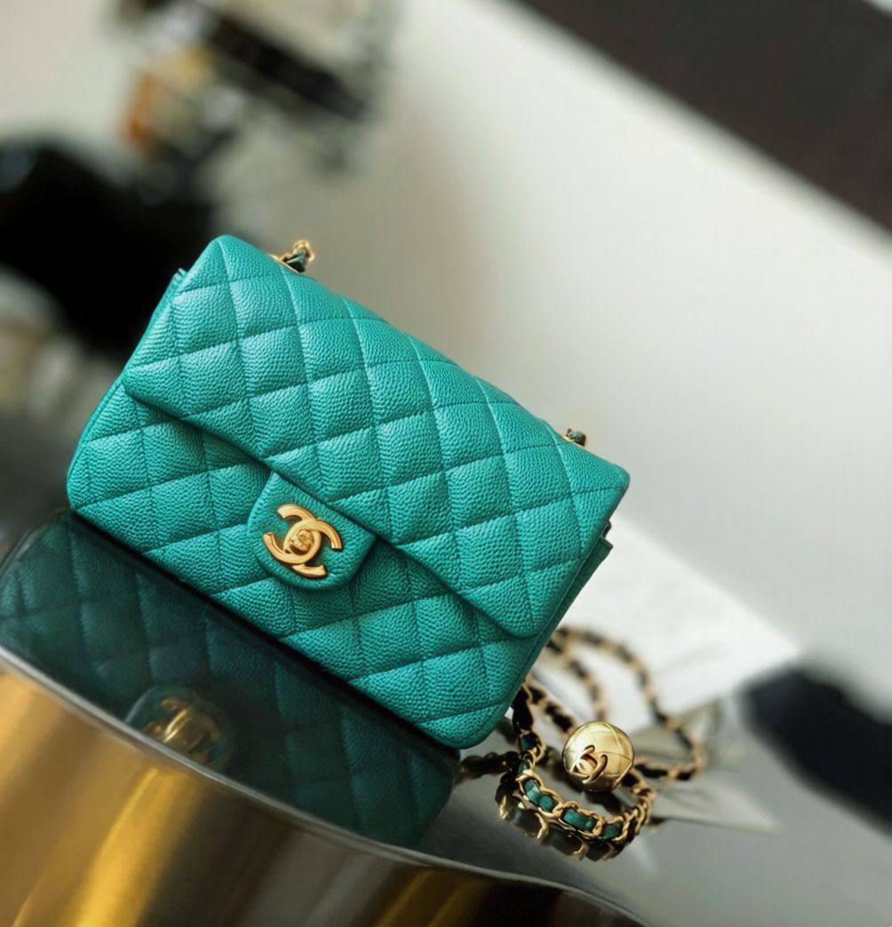 CHANEL 
GOOD QUALITY 
WITH BOX 
🎁🎁🎁

100 dhs✅
Size:22cm

Zain295
♥️♥️♥️