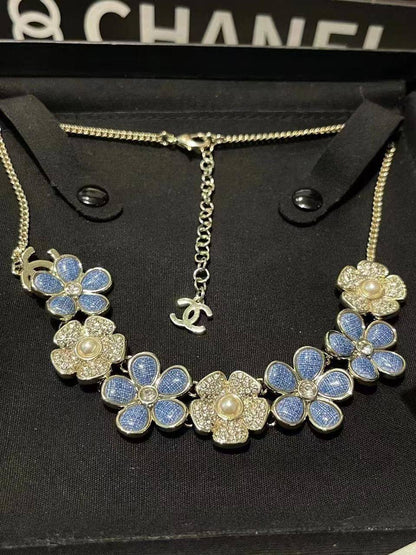 Chanel set* 🦋
Necklace 
Earrings 
Master quality 💐

*220* AED normal box 📦

Zain48
♥️♥️♥️