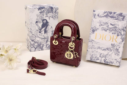 Dior

withbox 
🎁🎁🎁

100 dhs✅

Zain143
♥️♥️♥️