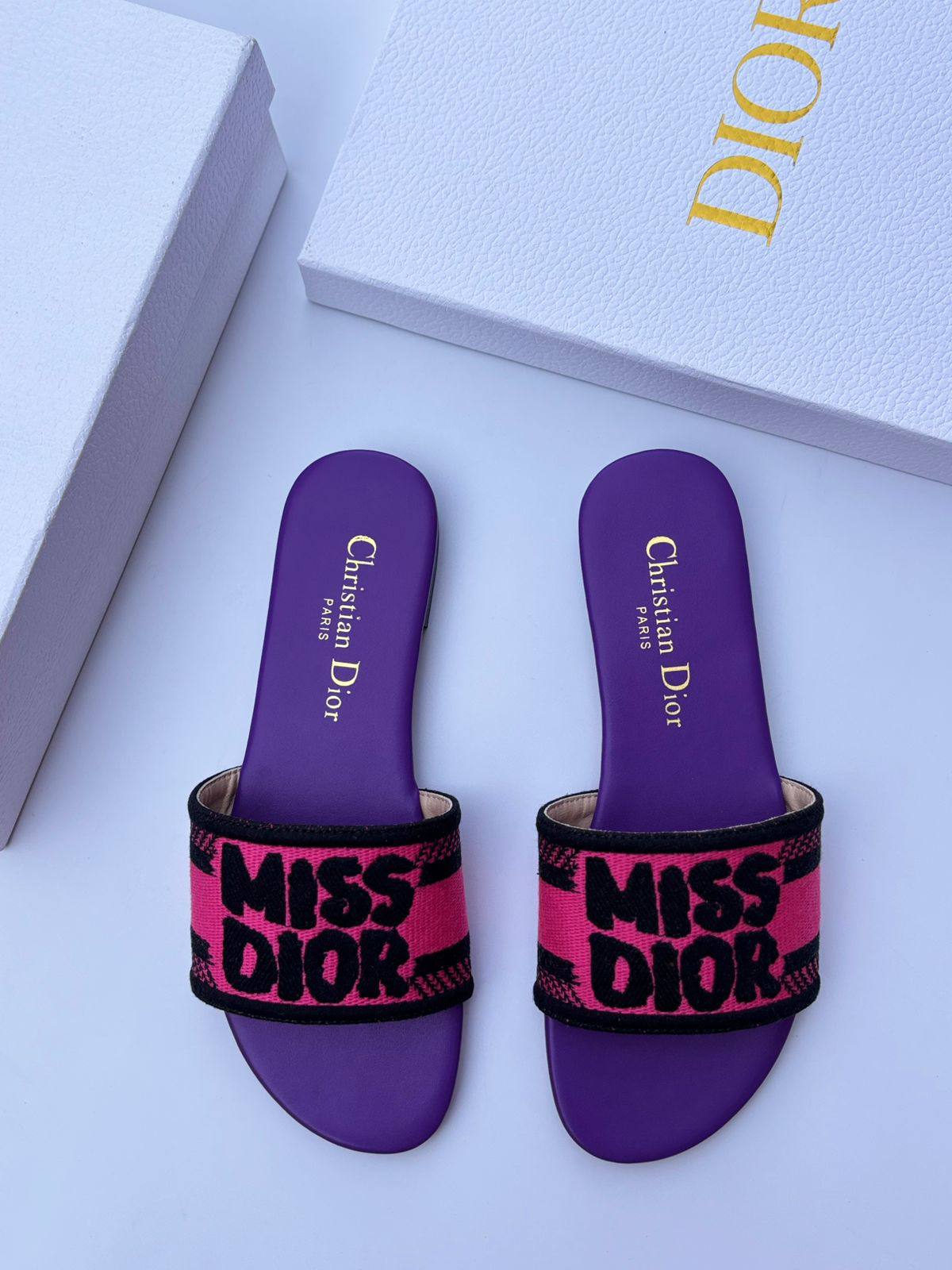 Dior slipper
100 dhs❣️
Size 36-42

Zain55
♥️♥️♥️