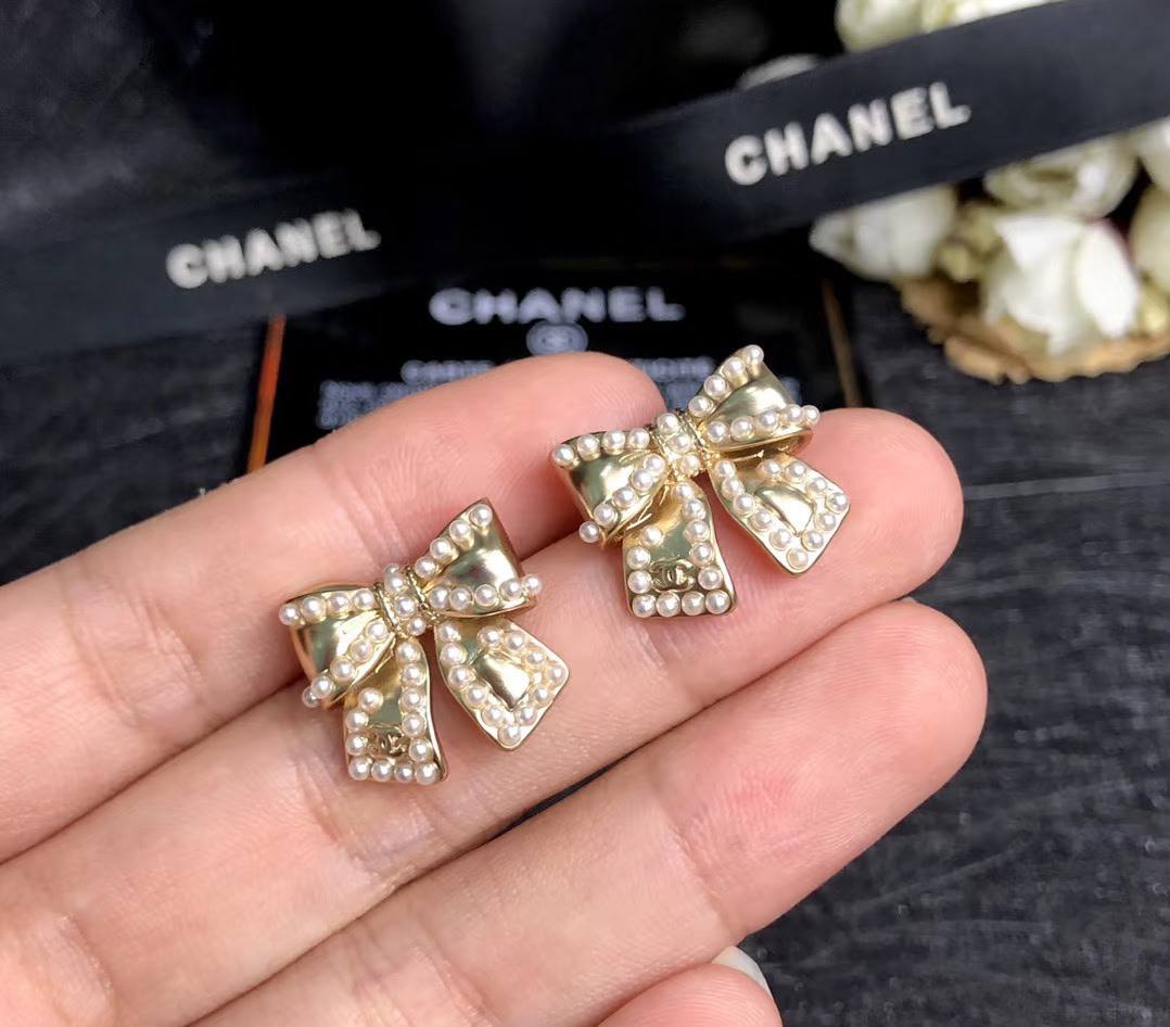 CHANEL❤️‍🔥*
Earring 🦋
Master quality 💯
With normal boxes 📦 
45 dhs✅
With master box 🗃️ 
60 dhs✅

Zain216
♥️♥️♥️
