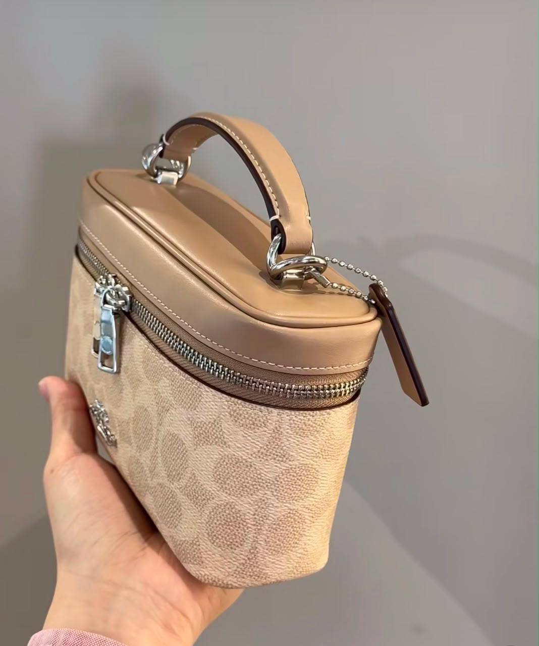 Coach
100 dhs✅
High-quality with box

Zain35
♥️♥️♥️
