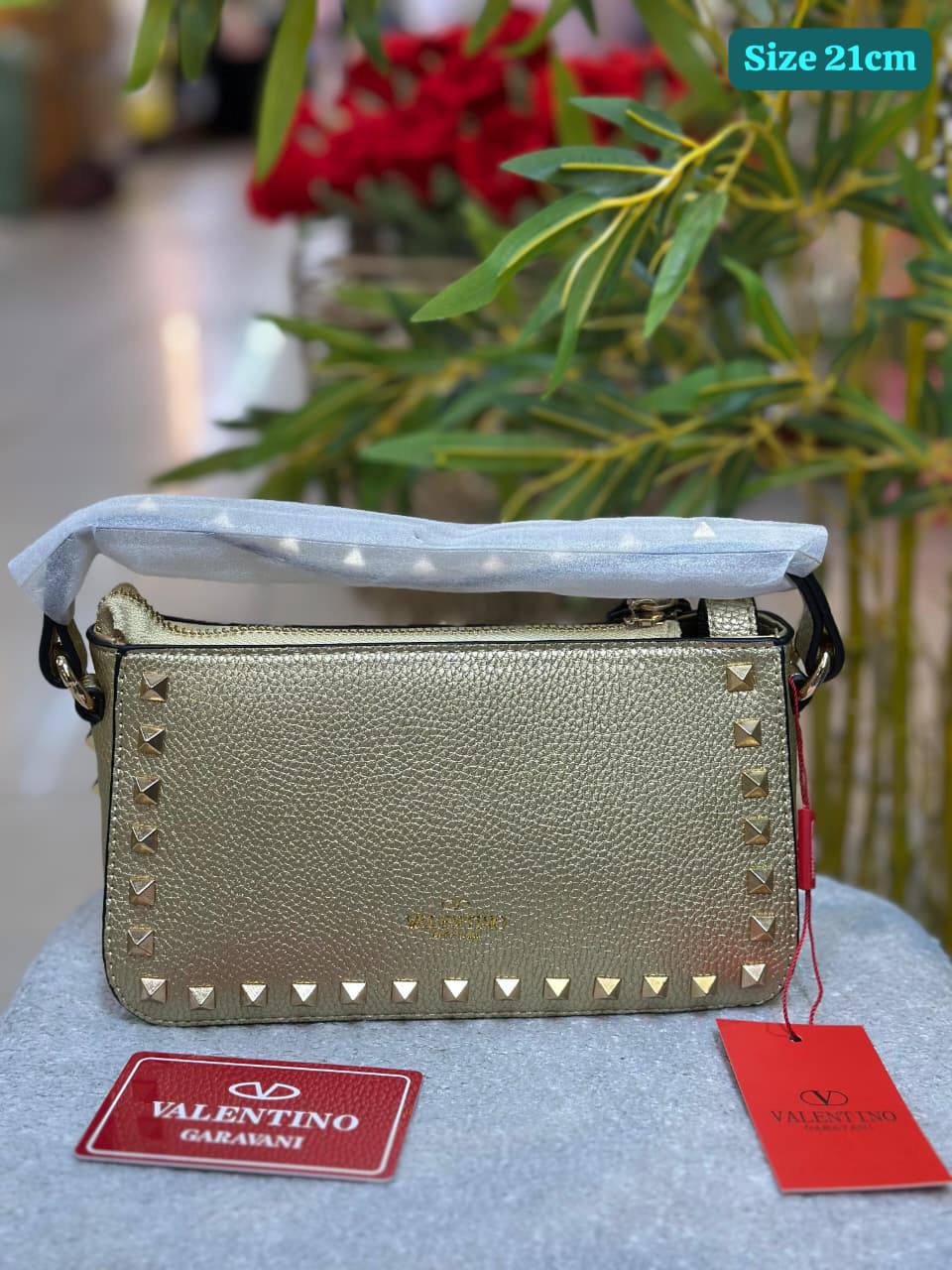 Valentino
Good quality 
with box 🎁🎁🎁

115 dhs💓

Zain186
♥️♥️♥️