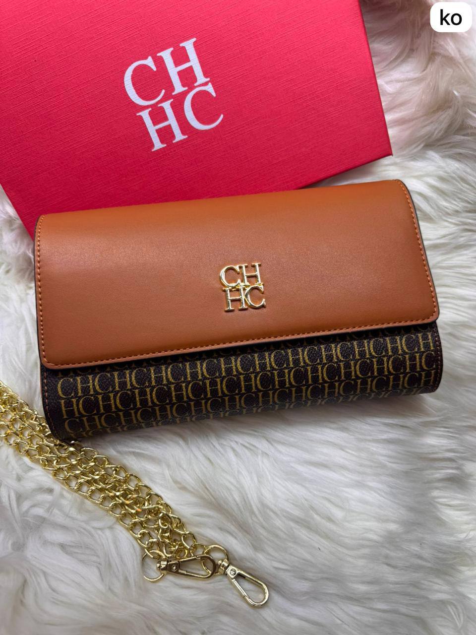 CHCH Clutch   
size : 23 * 14 cm
80 dhs🪙💕

with box 🎁

Zain115
♥️♥️♥️