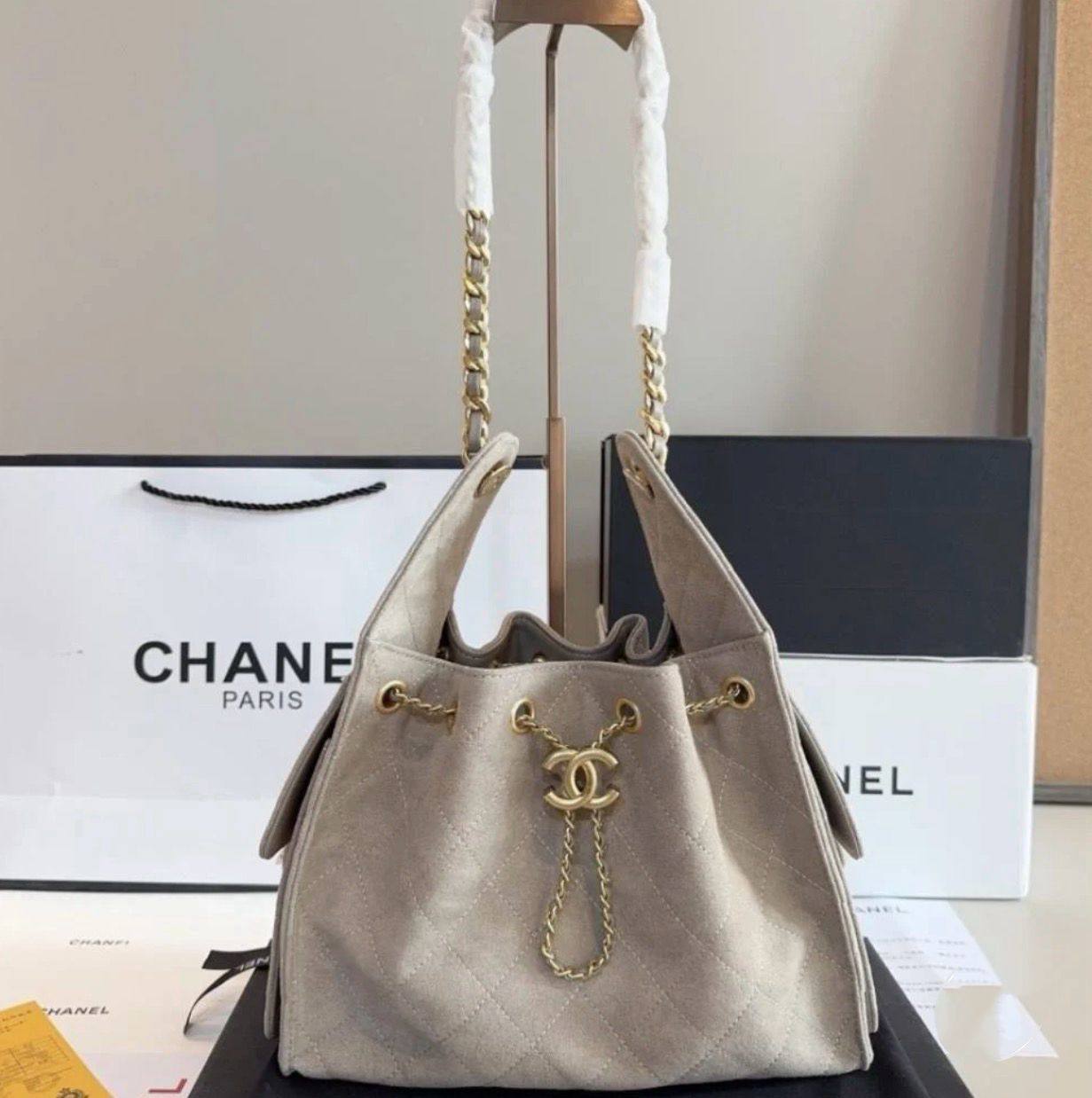 Chanel
110 dhs🇦🇪
size28cm
High-quality 


with box
🎁🎁🎁

Zain35
♥️♥️♥️