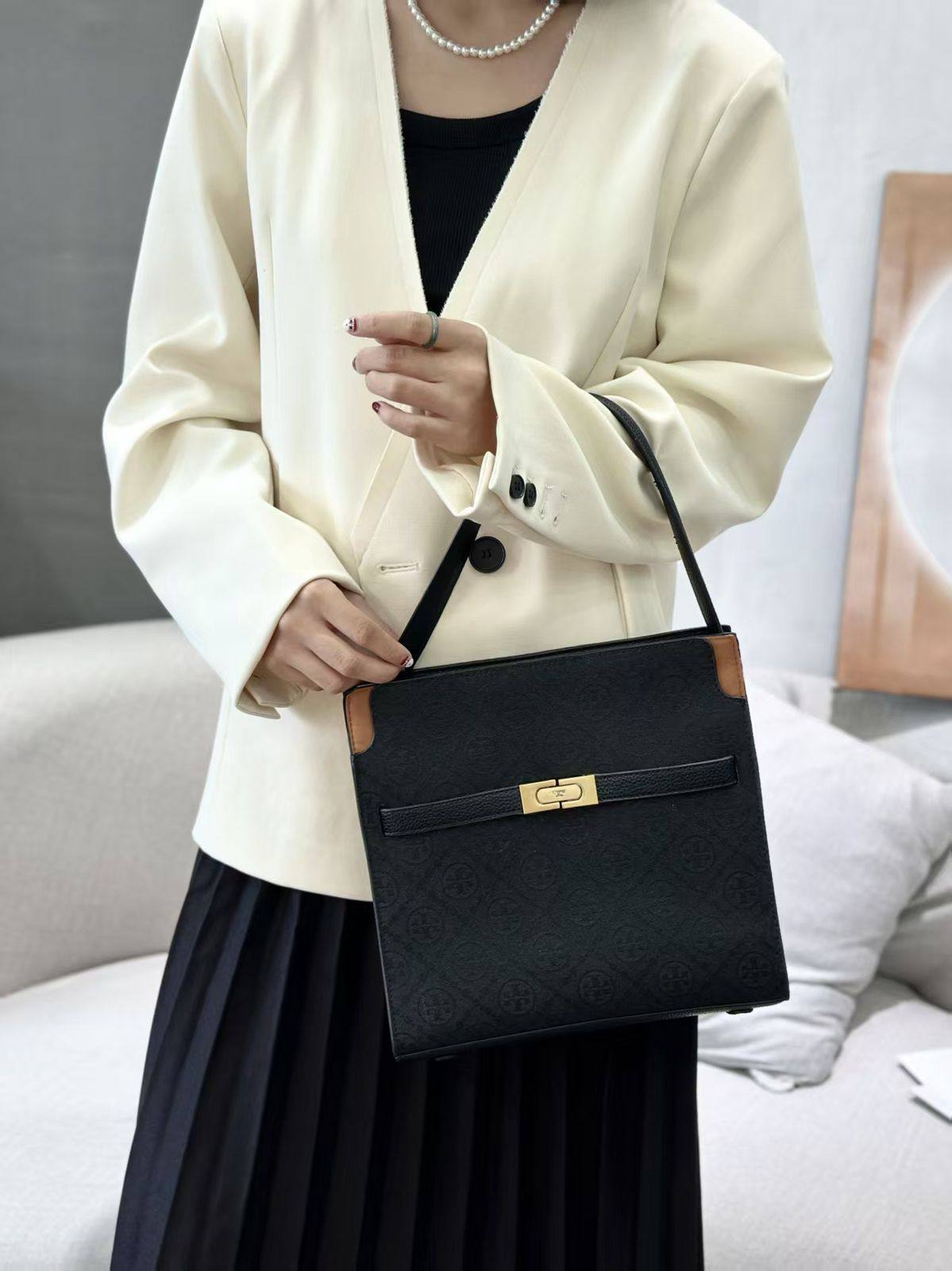 TORY BURCH 
GOOD QUALITY 
110 DHS✅

Zain295
♥️♥️♥️