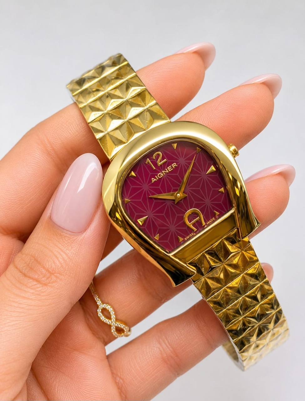 Aigner watch for ladies good quality 
270 dhs✅

Zain59
♥️♥️♥️