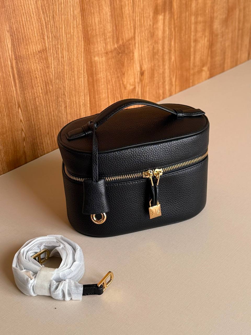 New Collection

 LORO PIANA

 MEKUP BAG 
21cm
330 dhs🇦🇪🇦🇪

Master quality 
With box🎁
Zain167
♥️♥️♥️