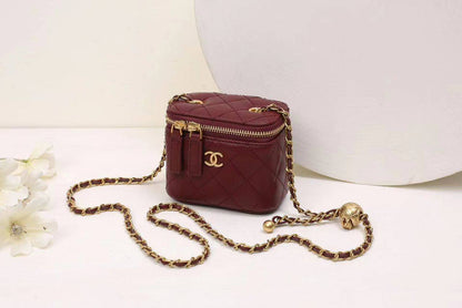 Chanel 
90 dhs✅
with box
🎁🎁🎁

size 12×8×10cm

Zain42
♥️♥️♥️