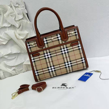 BURBERRY 
GOOD QUALITY 
115 dhs🪙🖤

Zain200
♥️♥️♥️
