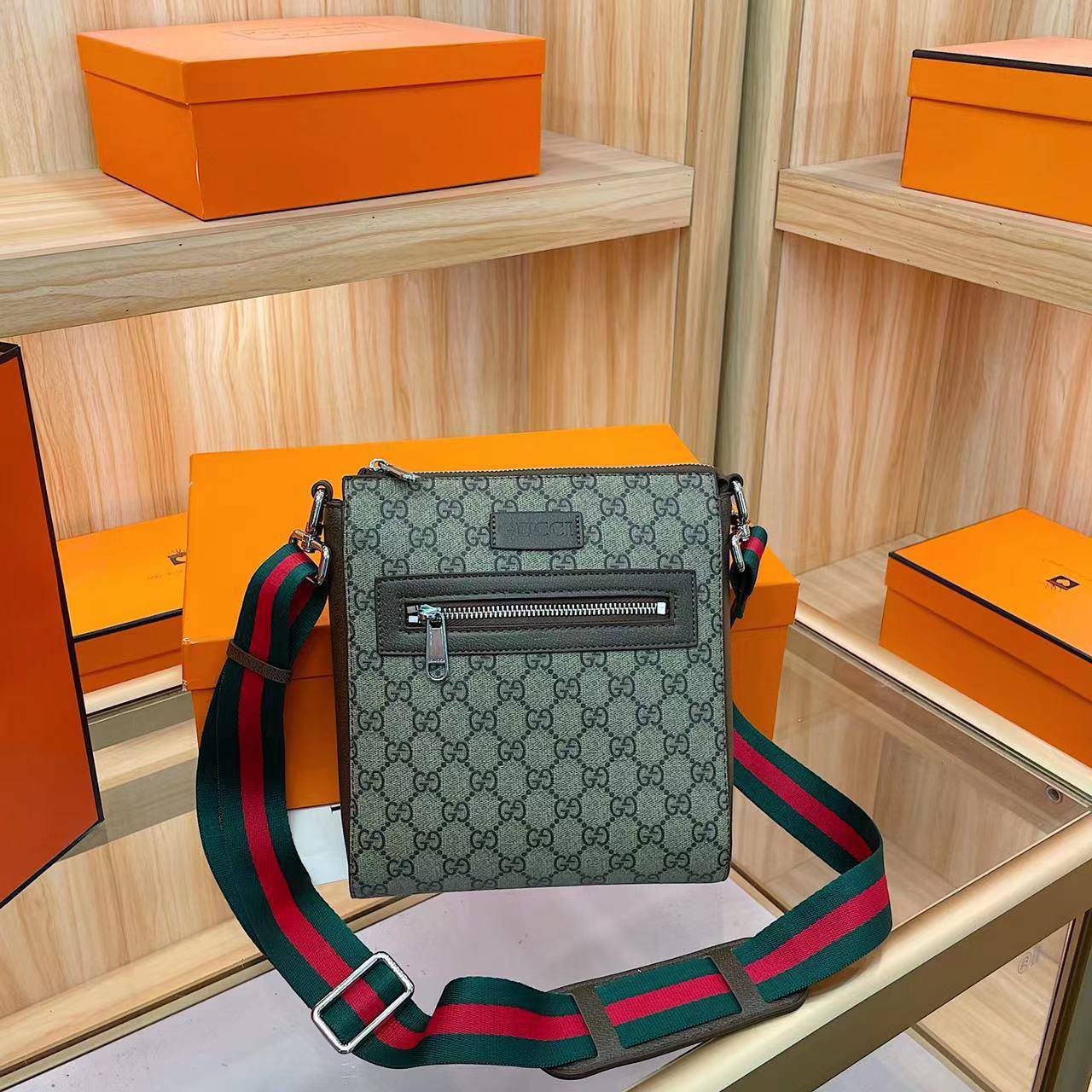 Gucci
24*20*6  cm
70 dhs👑

Zain17
♥️♥️♥️
