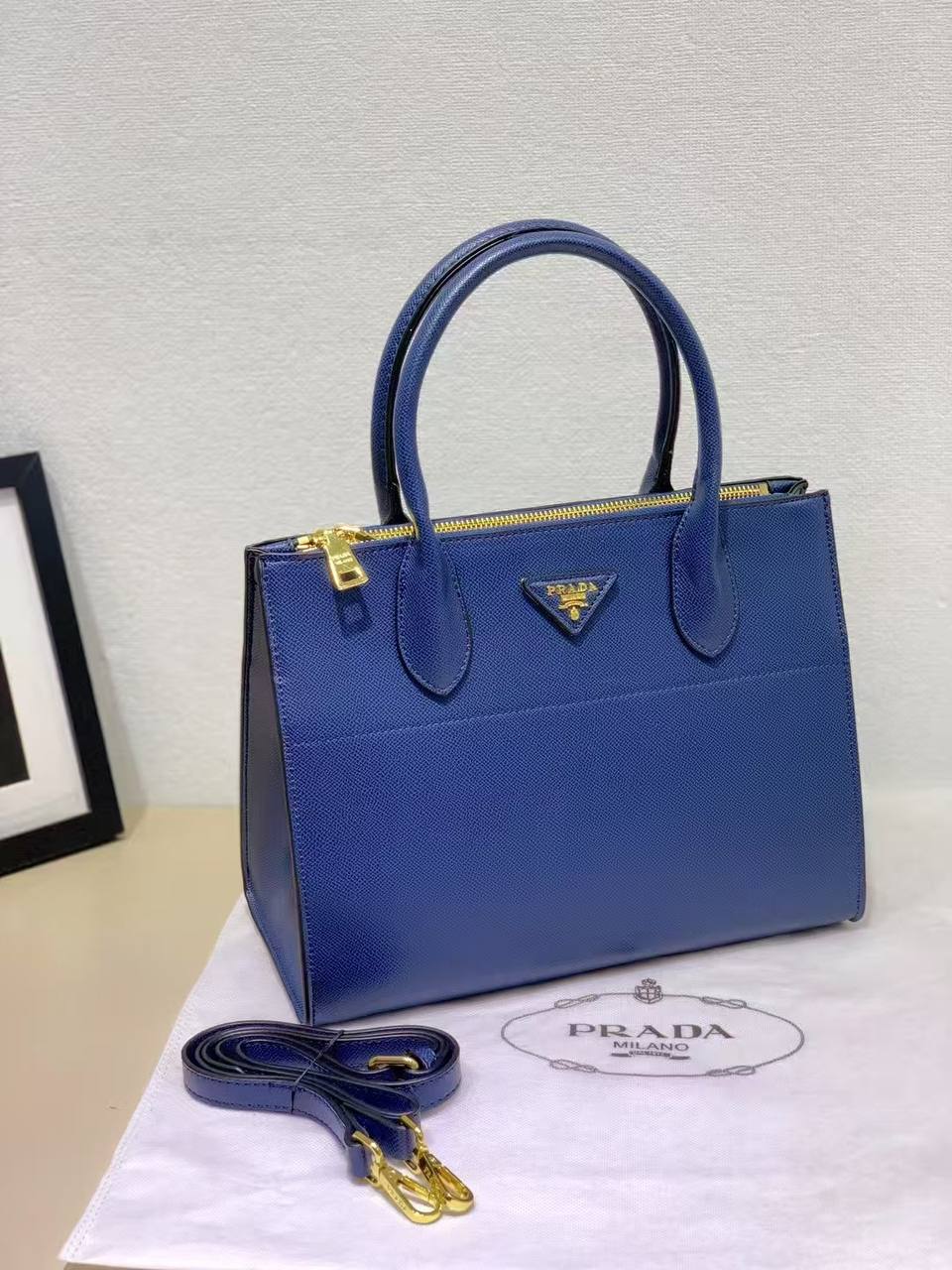 PRADA 
GOOD QUALITY 
115 dhs✅

Zain200
♥️♥️♥️
