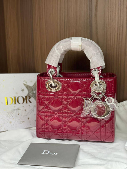 NEW✨DIOR✨
SUPER MASTER QUALITY🫶
WITH FULL PACKAGING🎁
SIZE::✨17 CM✨
1150 dhs🪙💚

Zain255
♥️♥️♥️
