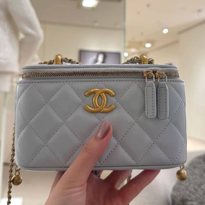 Chanel

High quality

With box 

100 DHS🇦🇪🇦🇪🇦🇪

Zain50
♥️♥️♥️