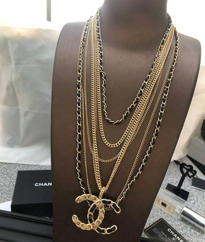 CHANEL NECKLACE
MASTER✨💫
WITH BOX AND PAPER BAG🛍️🎁
140 DHS✅

Zain89
♥️♥️♥️