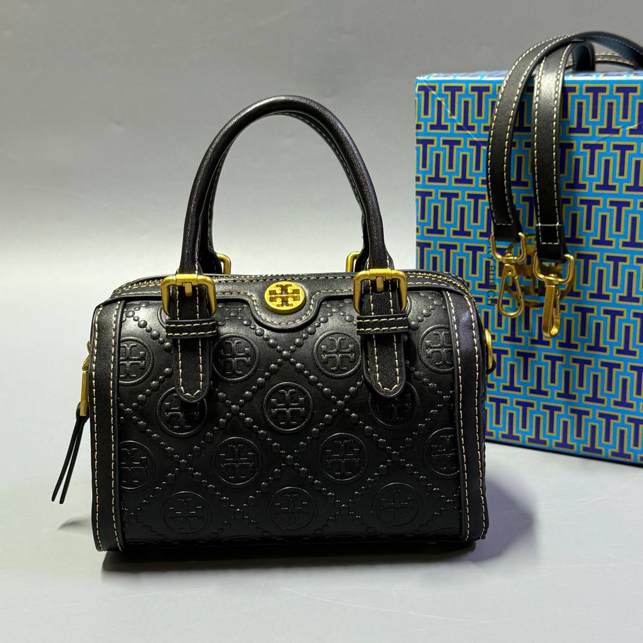 TORY BURCH 

NEW CAME 

WITH BOX  
🎁🎁🎁

90 dhs🪙💕
SIZE: 18cm

Zain39
♥️♥️♥️