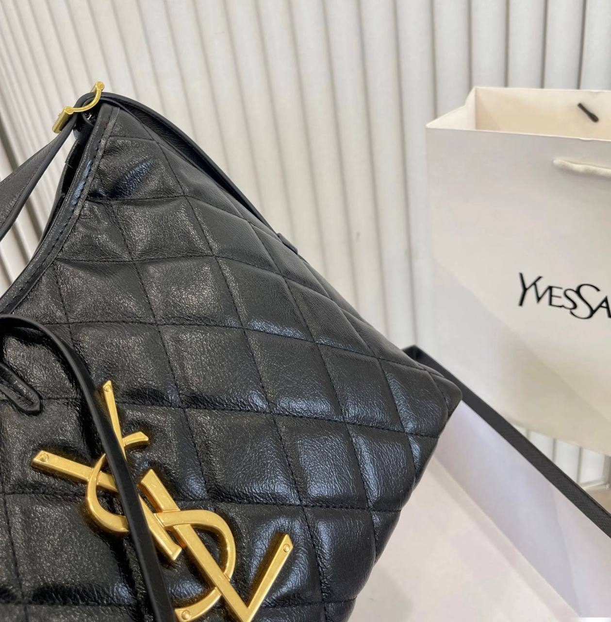 YSL 
 GOOD QUALITY 

WITH BOX 
🎁🎁🎁

95 dhs✅

Zain39
♥️♥️♥️