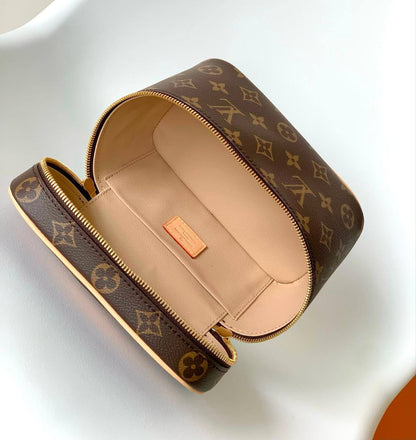LV

Good QUALITY 

WITH BOX 

MEDUIM SIZE 110 DHS…..
SMALL SIZE 100 DHS……

Zain17
♥️♥️♥️