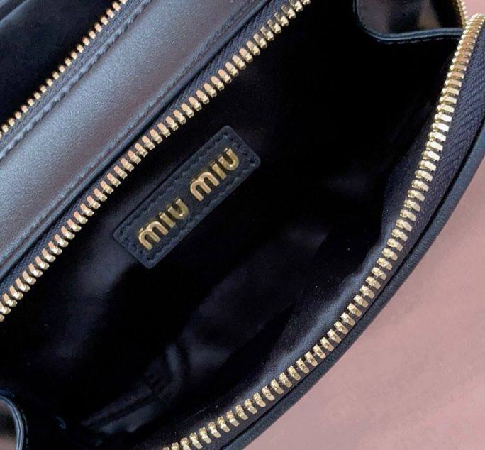 MIU MIU 

 GOOD QUALITY 

WITH BOX  🎁

90 dhs✅

Zain295
♥️♥️♥️