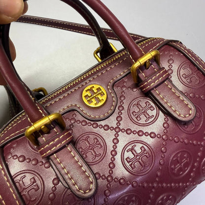 TORY BURCH 

NEW CAME 

WITH BOX  
🎁🎁🎁

90 dhs🪙💕
SIZE: 18cm

Zain39
♥️♥️♥️