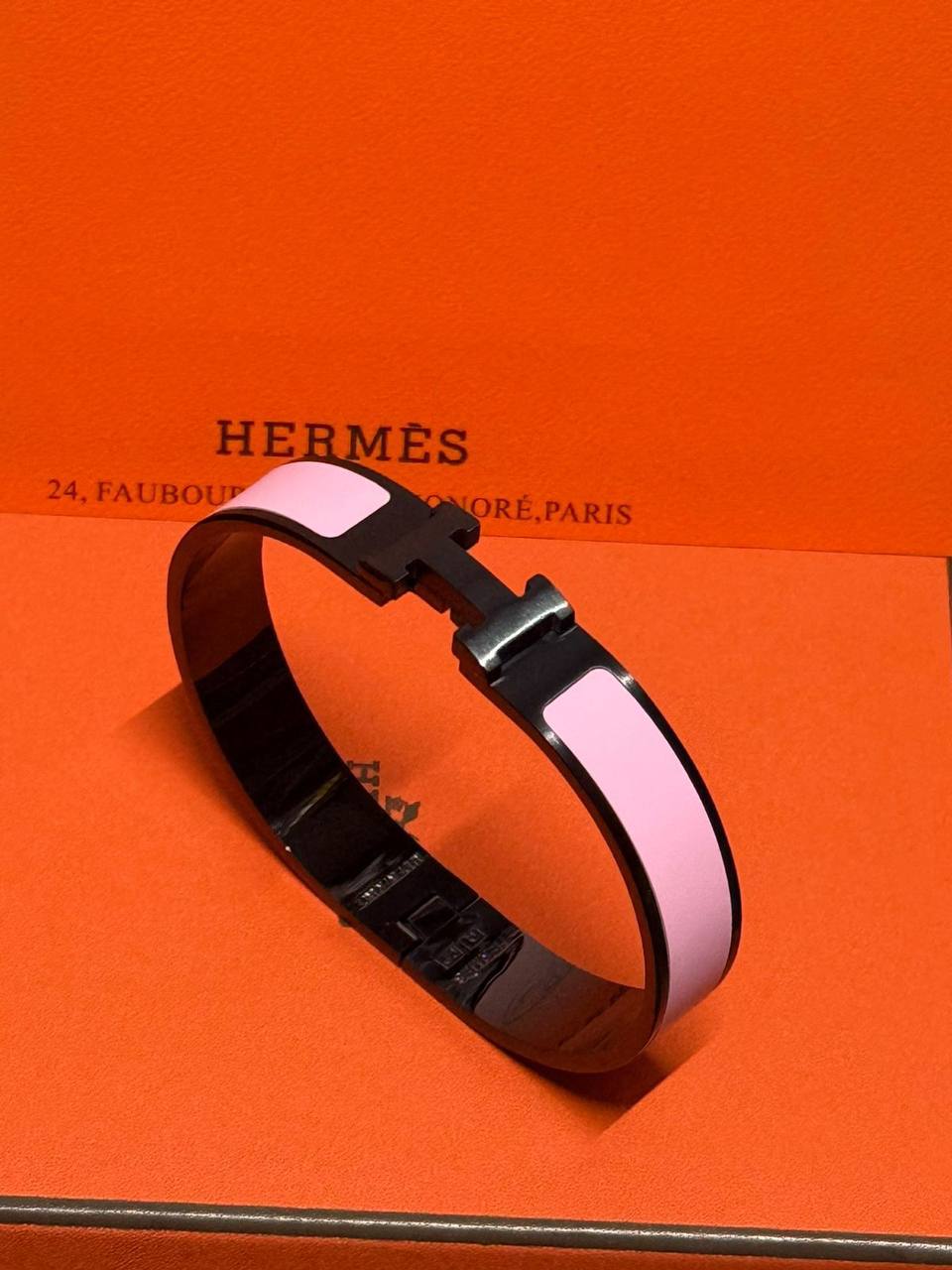 Hermes ❤️‍🔥*
Bangle ✨
Master quality 💯
Size 17,19,21
With normal boxes 📦 
55 dhs💓
With master box 🗃️ 
65 dhs💓

Zain216
♥️♥️♥️