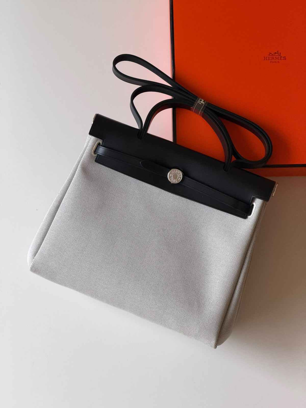 Hermes
Super AAA + Quality 💯

 With original packing🎁🎁
 SIZE:36and42
 Available now 

630 dhs🇦🇪🇦🇪

Zain52
♥️♥️♥️