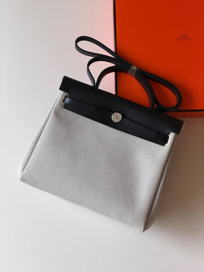 Hermes
Super AAA + Quality 💯

 With original packing🎁🎁
 SIZE:36and42
 Available now 

630 dhs🇦🇪🇦🇪

Zain52
♥️♥️♥️