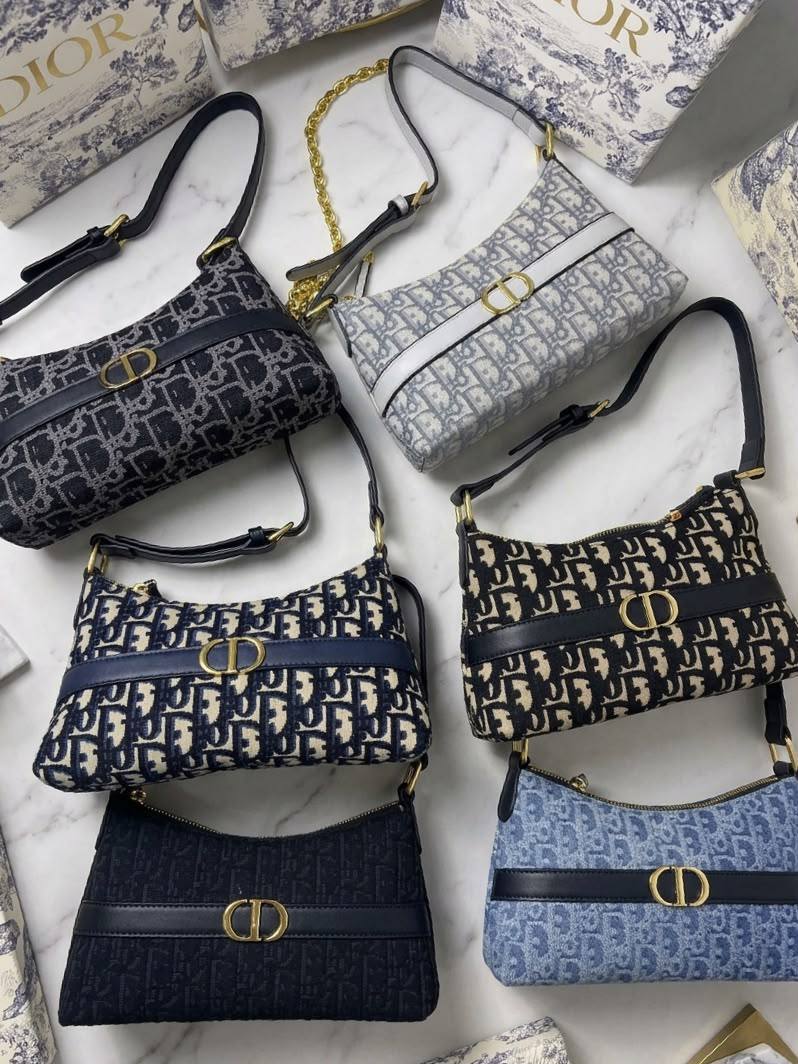 Dior

with box
🎁🎁🎁

85 dhs✅

Zain90
♥️♥️♥️