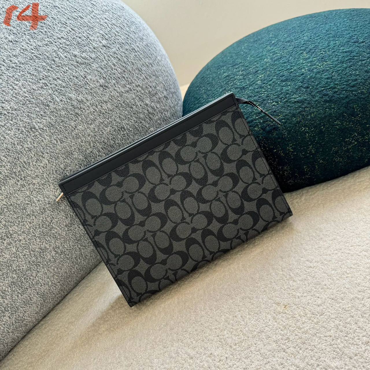 Clutch Bag
65 dhs✅
with box

Zain137
♥️♥️♥️