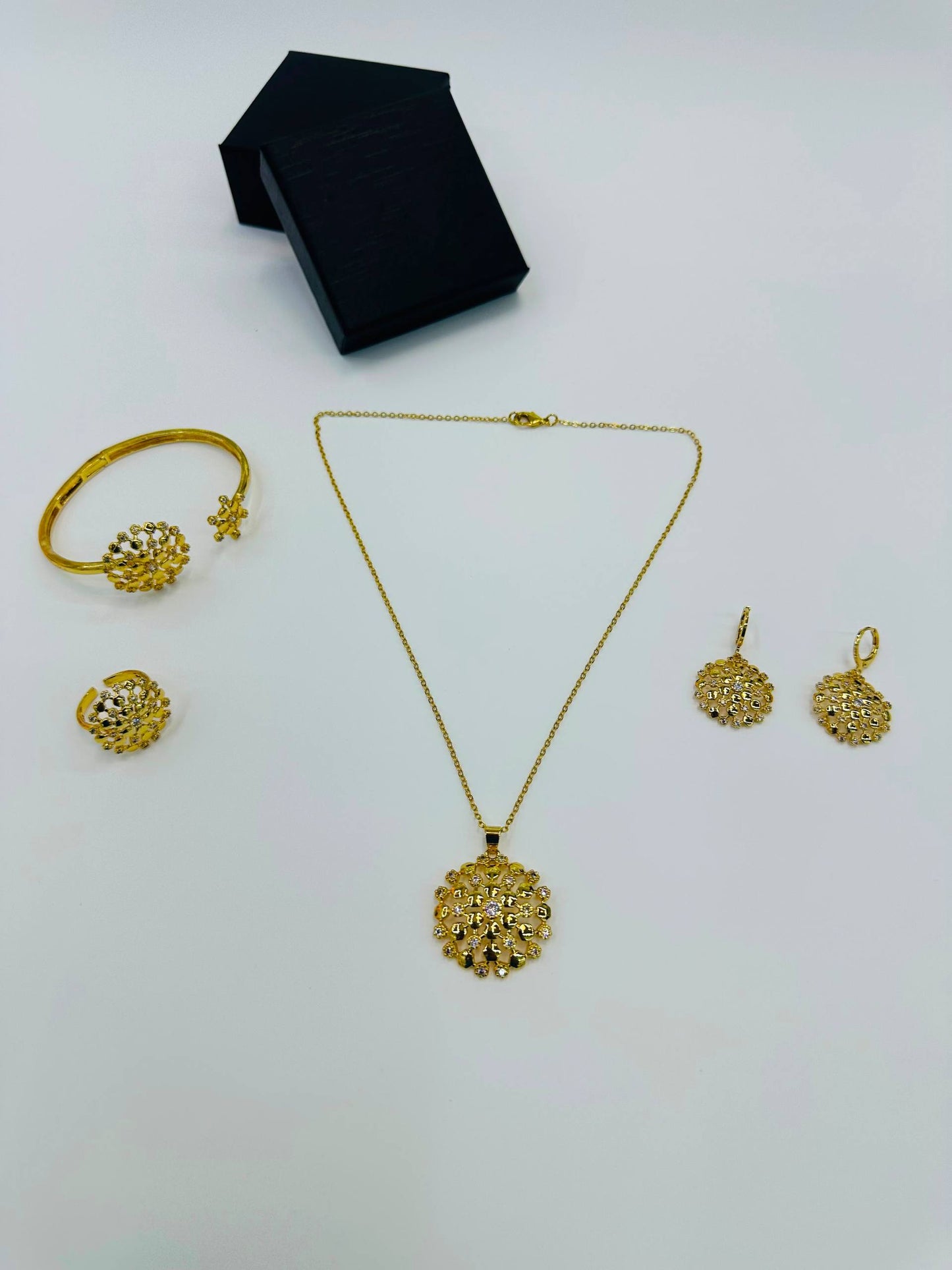 SET
Necklace ✨
Earring 🦋
Bangle 😍
Ring 💍 
With normal boxes 📦 
60 dhs🇦🇪🇦🇪

Zain216
♥️♥️♥️
