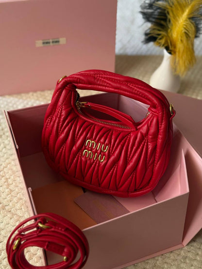 MIU MIU
18cm
280 dhs❤️
22cm
320 dhs❤️
Top quality 
With box🎁

Zain167
♥️♥️♥️