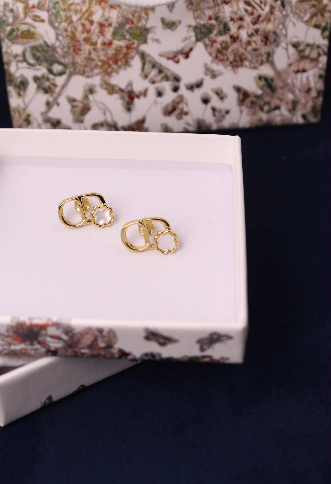 DIOR
* Super Master Quality 
* CD Garden full Set
* ⁠Gold finish metal 
* ⁠Necklace, earrings, bracelet

Full set
245 dhs🇦🇪🇦🇪

with *Normal* Box
Necklace105 dhs🇦🇪🇦🇪
Earrings. 85 dhs🇦🇪🇦🇪🇦🇪
Bracelet 85 dhs🇦🇪🇦🇪🇦🇪


For original box
(20 dh
