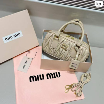 🌸 Miumiu long
1⃣️ First quality +🎁
Size : 22 * 10.5 * 7.5 cm
85 dhs🇦🇪
with box🎁

Zain115
♥️♥️♥️