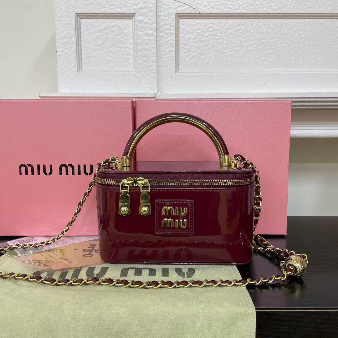 Miu Miu

good Quality bag 

With box 
🎁🎁🎁

80 dhs✅

Zain104
Zain117
♥️♥️♥️