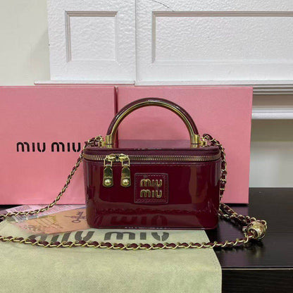 Miu Miu

good Quality bag 

With box 
🎁🎁🎁

80 dhs✅

Zain104
Zain117
♥️♥️♥️