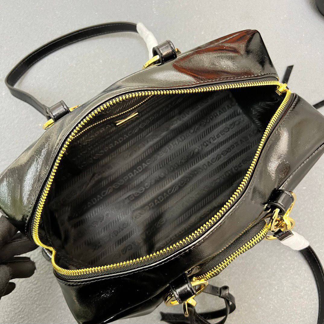 PRADA 
GOOD QUALITY 
100 dhs💛

Zain295