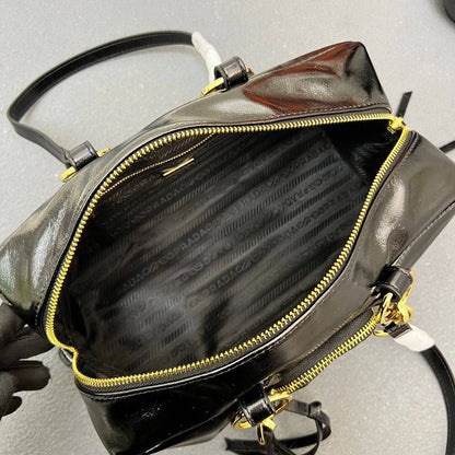 PRADA 
GOOD QUALITY 
100 dhs💛

Zain295