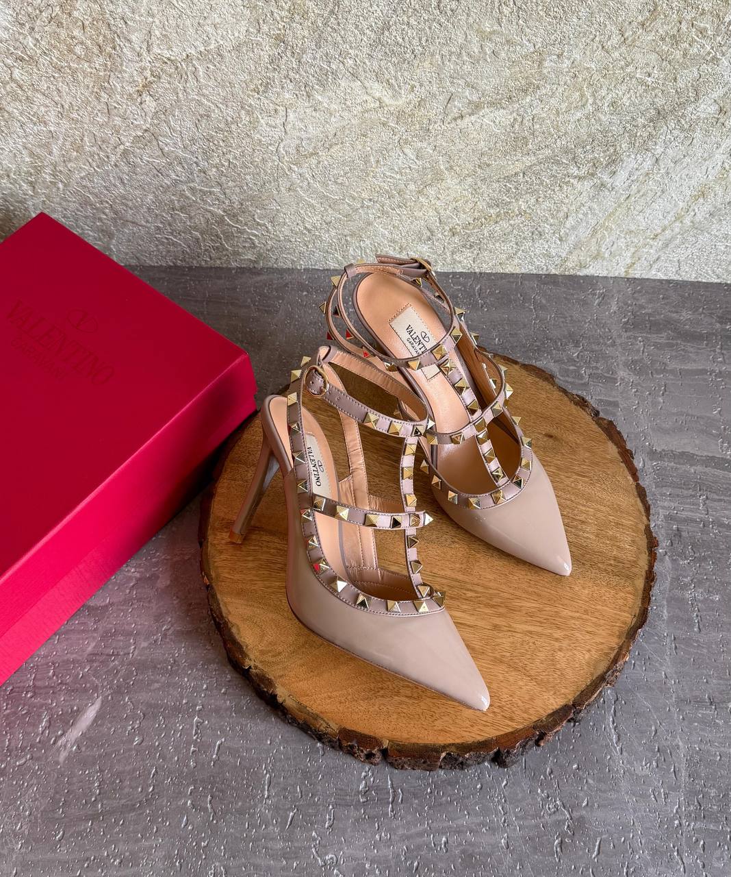 VALENTINO
SuperMaster Quality 💯
450 dhs🇦🇪🇦🇪
Size: 36-41💥

Zain171
♥️♥️♥️