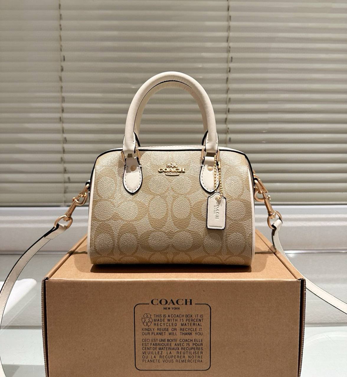 COACH 
NEW CAME GOOD QUALITY 
WITH BOX 
🎁🎁🎁

90 dhs🪙🌨️
SIZE: 18cm

Zain39
♥️♥️♥️