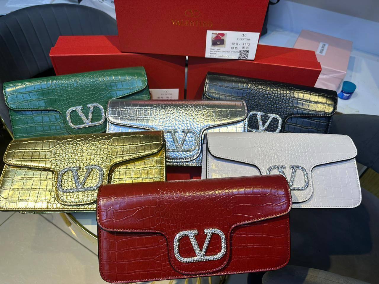 VALENTINO 
90 dhs🌺

with box
🎁🎁🎁

Zain90
♥️♥️♥️
