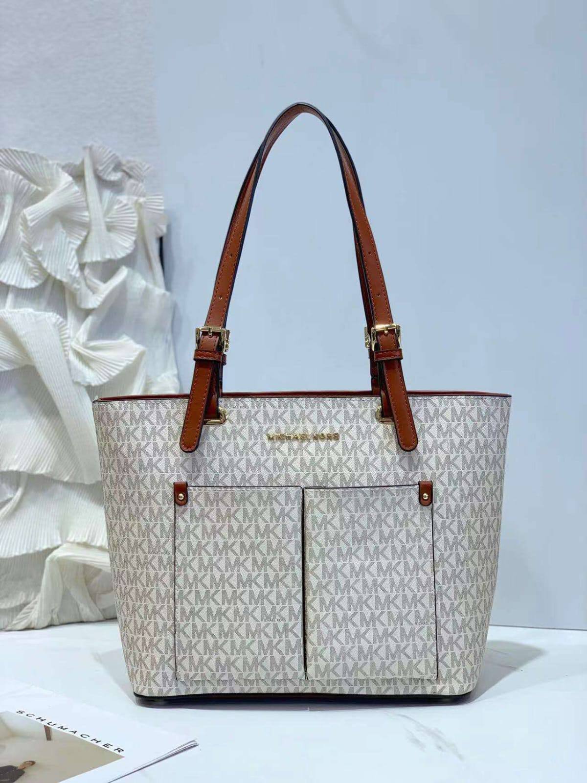 MK
Jet Set Travel
Double Pocket Design
Medium Tote is crafted
Zipper trype
Size : 29 cm
Without BOX
105 dhs🇦🇪🇦🇪

Zain239
♥️♥️♥️