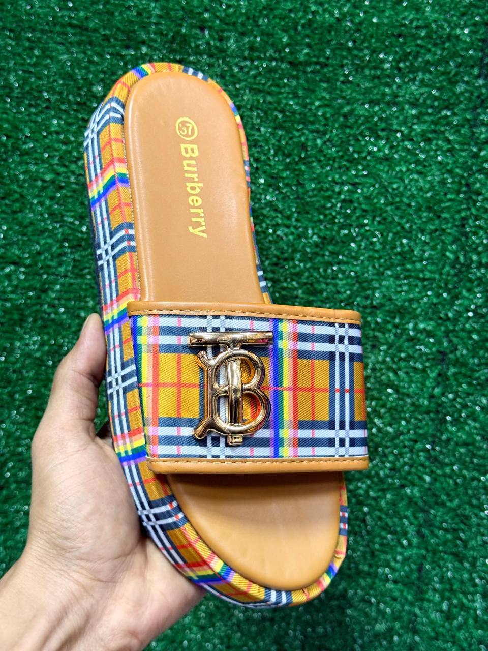 Burberry
Size 37to41
55 dhs✅

Zain163
♥️♥️♥️